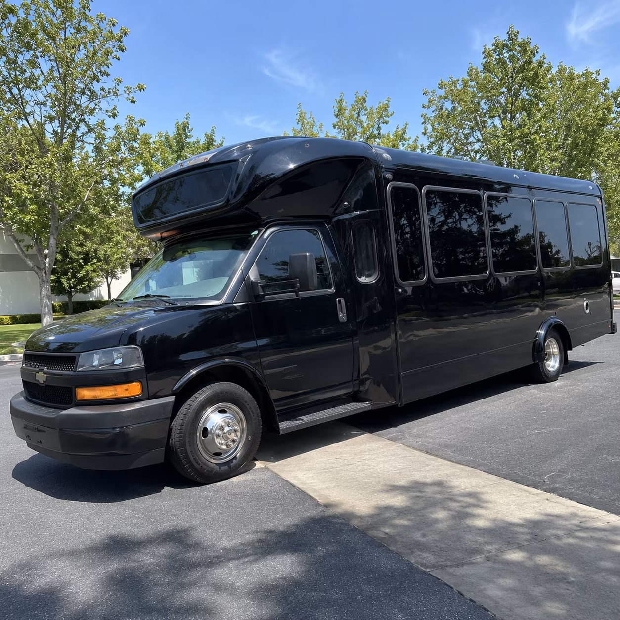 cleveland 15 passenger party bus