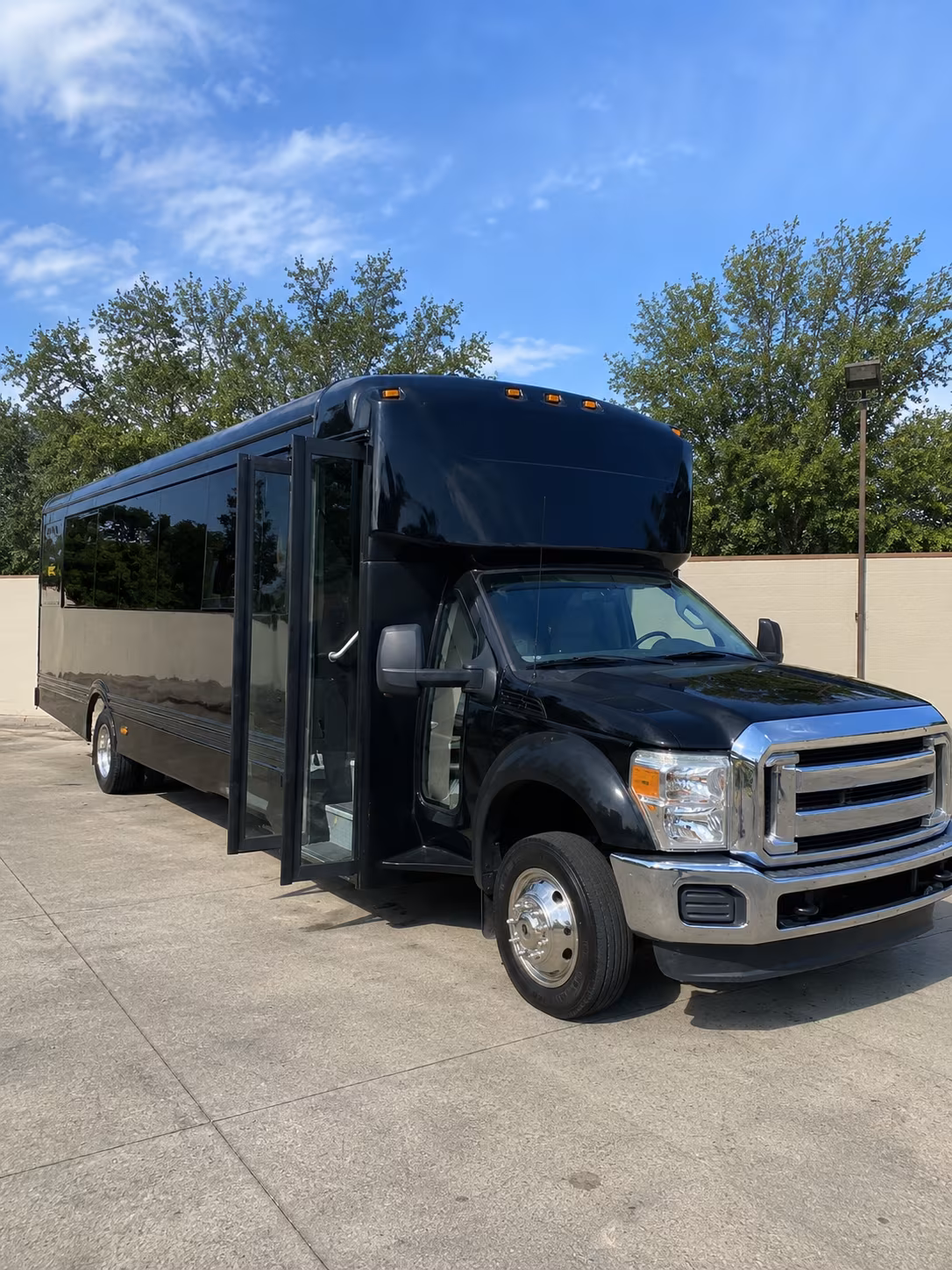 cleveland 20 passenger party bus